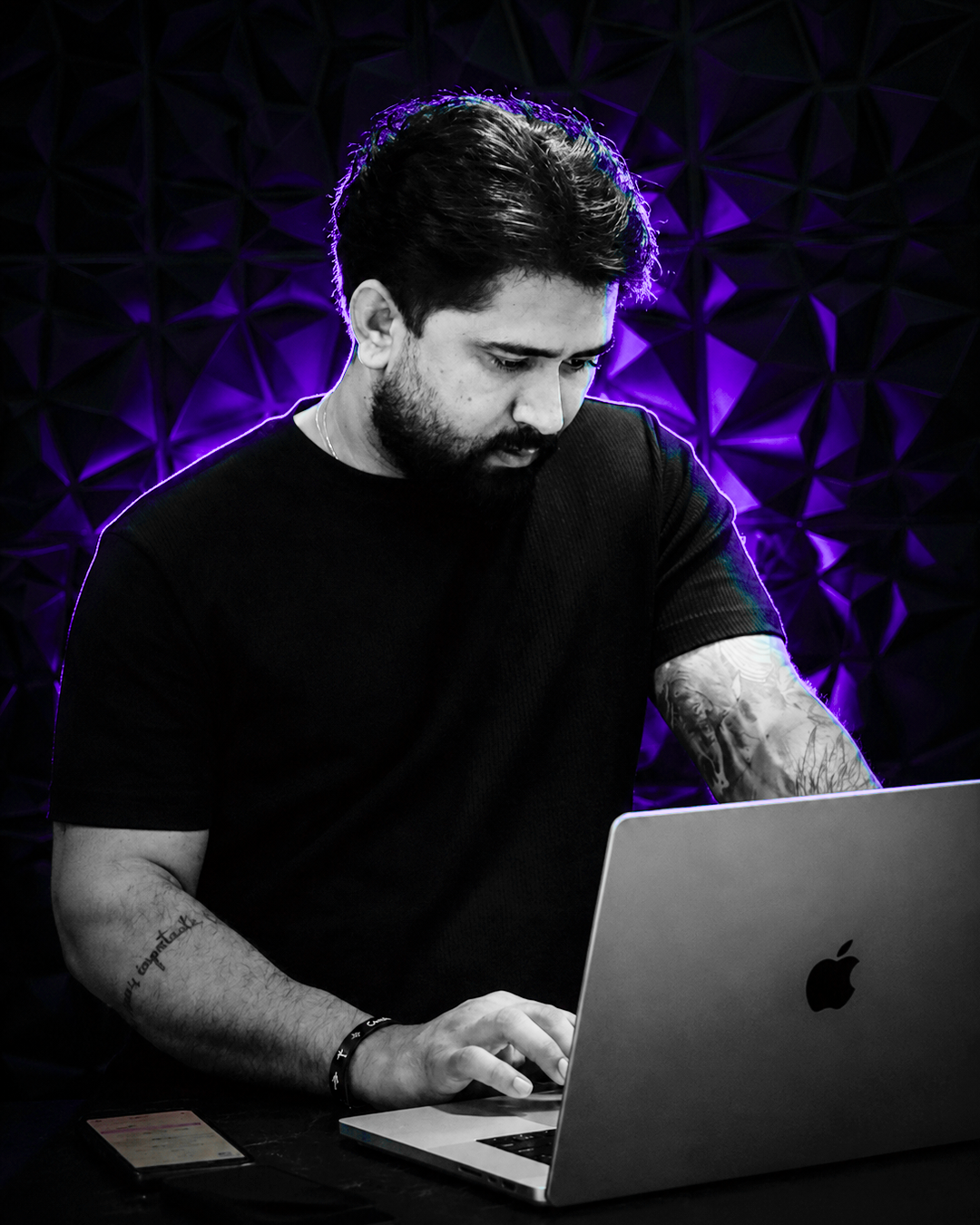 David Lima trabalhando em um notebook com iluminação roxa