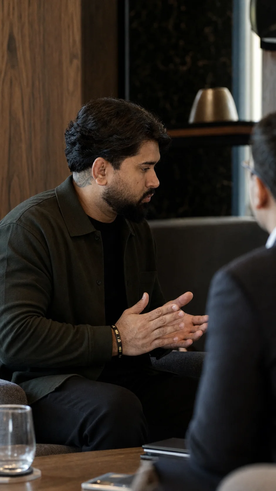 David Lima orientando um empresário em uma conversa presencial