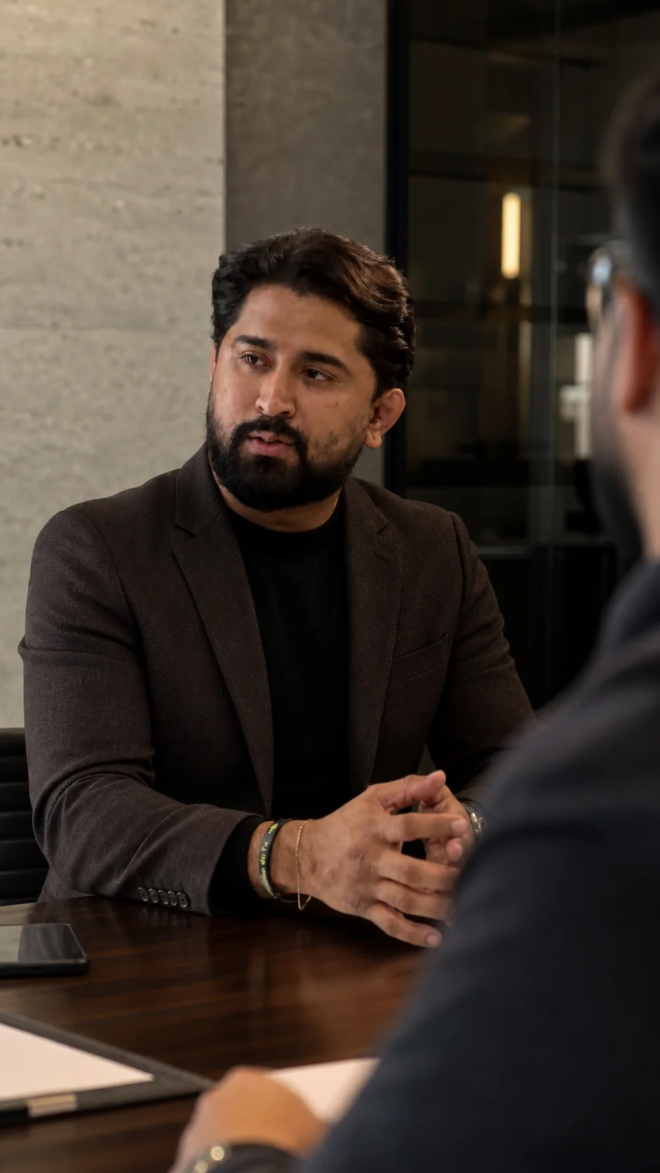 David Lima conversando com um profissional em uma reunião de liderança